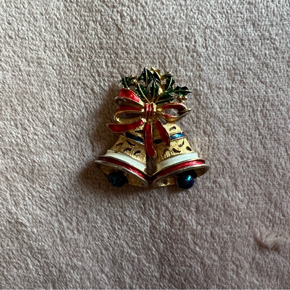 Vintage brooch 🌸